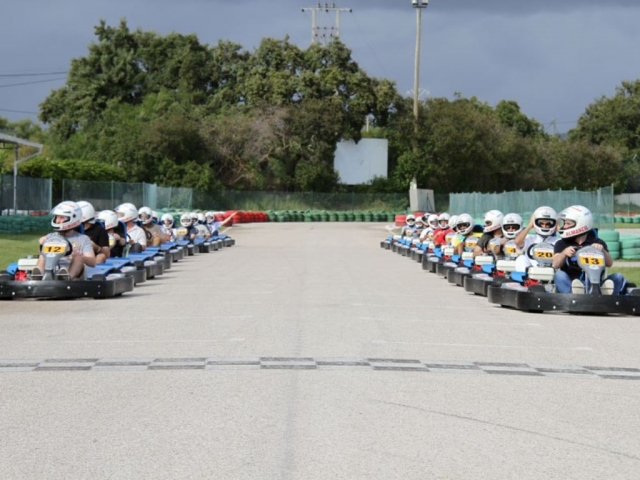 Os karts na grelha de partida 