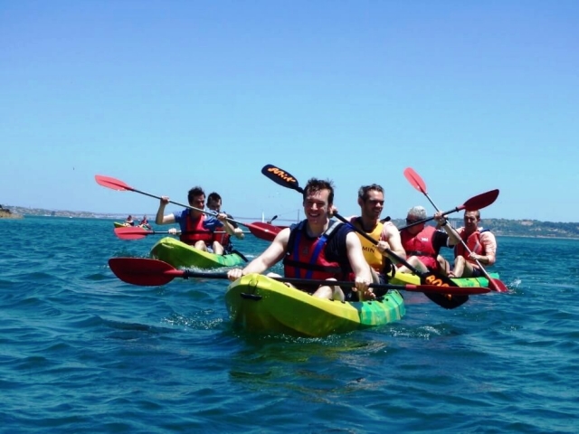  Grupo de amigos desfrutando de caiaque em Oeiras 
