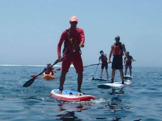  Il gruppo che pratica il paddle surf a Sesimbra 