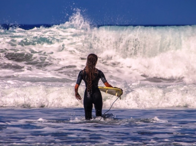 Entrando al mar para practicar surf