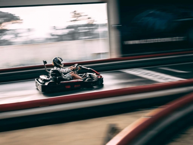  Conduzir o kart em pista coberta 
