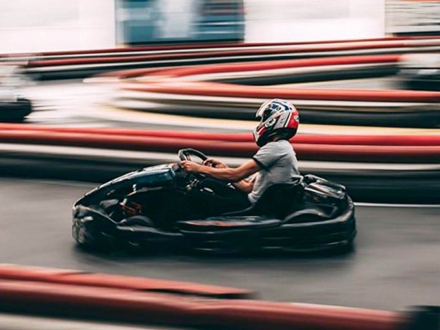  Conduzir o kart em pista coberta 