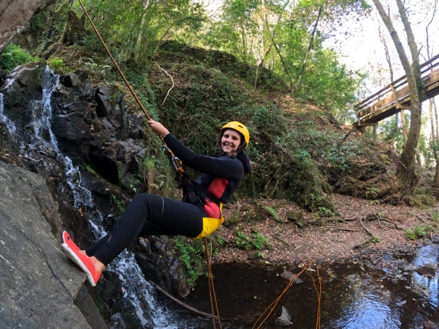 Fiz canyoning descendo rochas