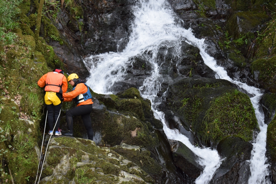 Canyoning facil na margem do rio