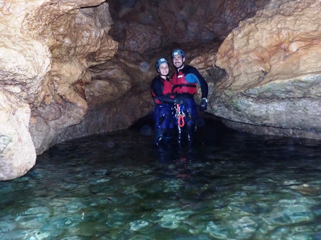Pareja disfrutando del coasteeringen la cueva
