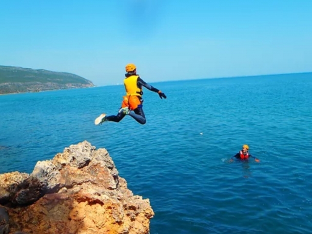 Saltando al agua desde las rocas