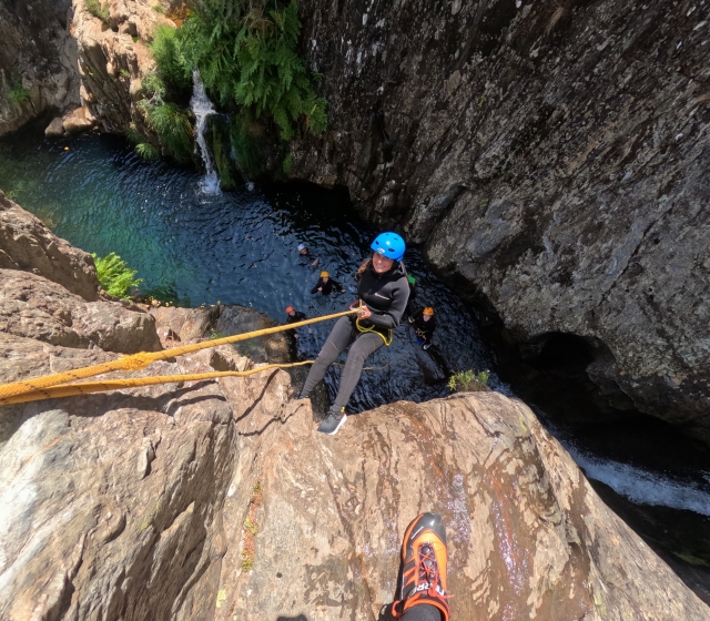 Descida de rochas durante canyoning