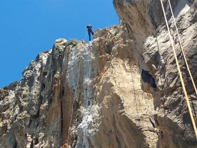  Preparing for the abseiling descent 