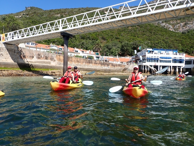  Avec les kayaks le long de la côte de Sesimbra 