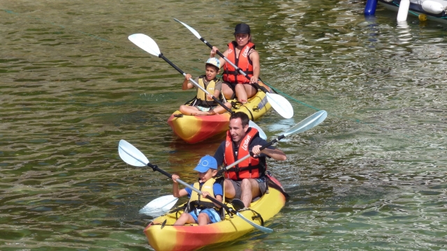  Famille profitant des kayaks
