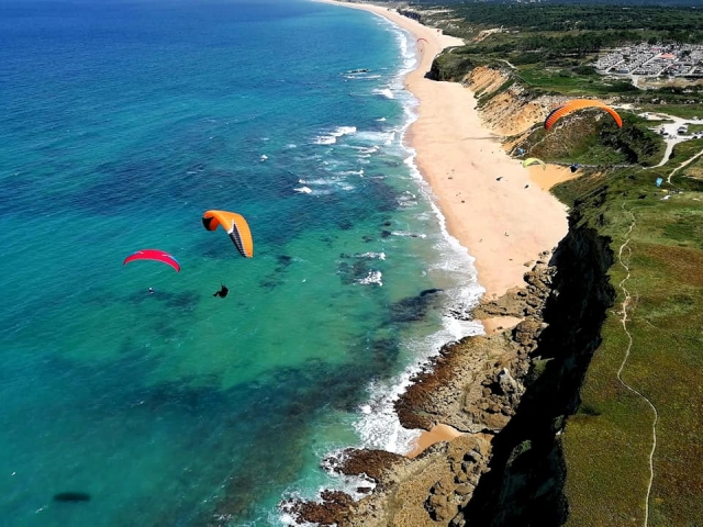 Flying with the paraglider in Portugal 