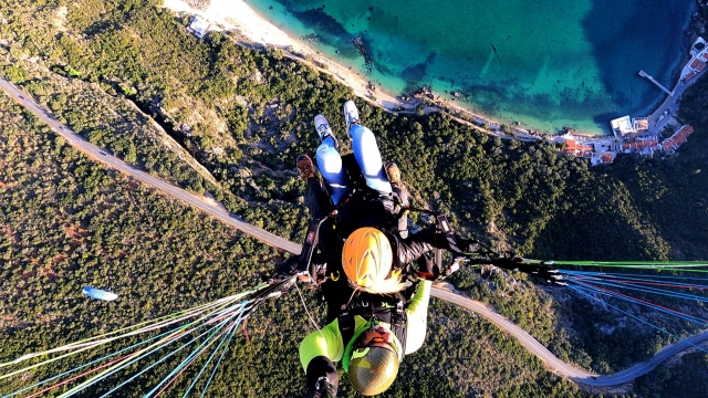  Enjoying the paragliding flight 
