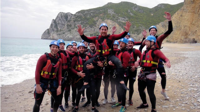  Con gli amici a fare coasteering in Portogallo 