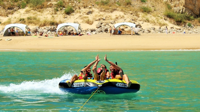  Godersi un giro in barca sulla spiaggia 