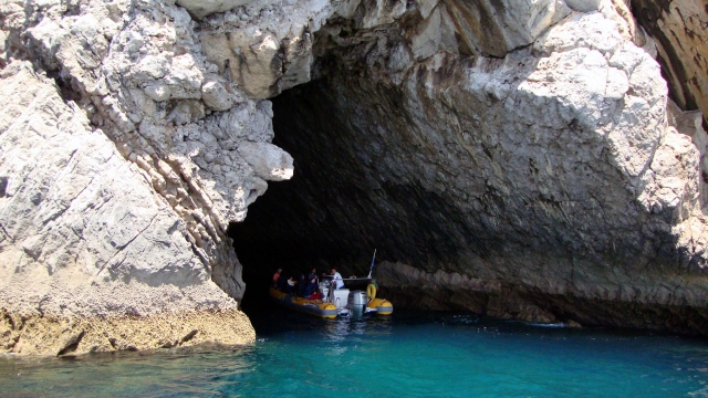  Entrata nella grotta in barca 