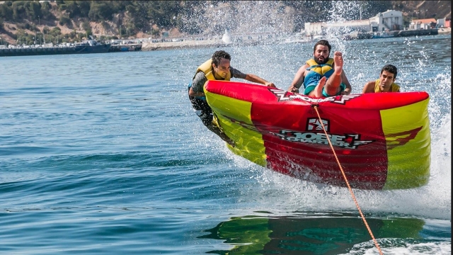  Saltare in mare sul gommone 