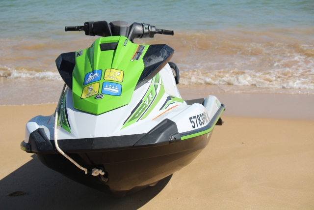  moto d'acqua sulla riva 