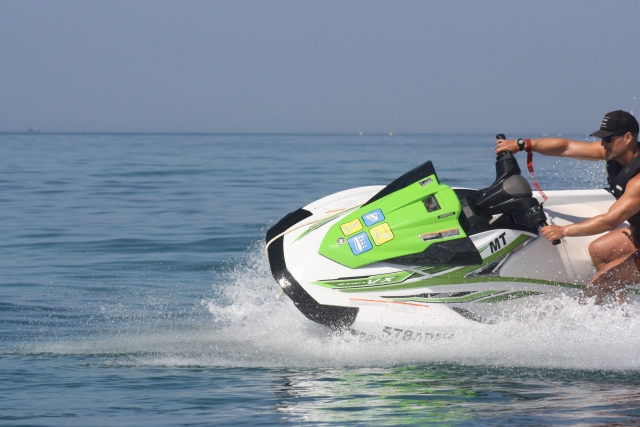  girando con il jet ski 