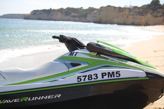  moto d'acqua parcheggiata 