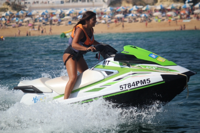  godendosi la moto d'acqua 