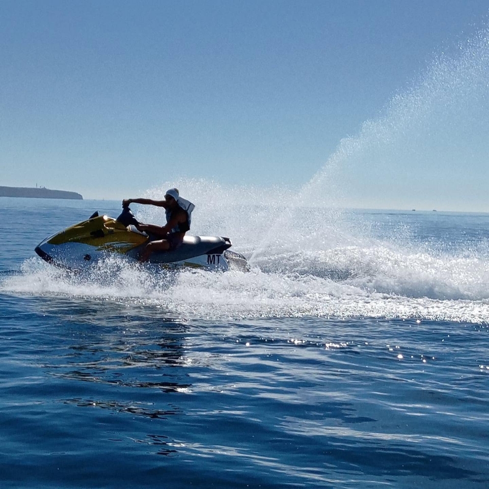  Jetskis entlang der Küste von Lagos