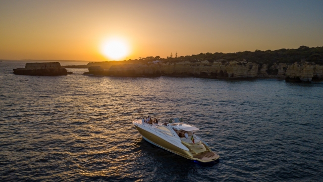 Navegando durante el atardecer