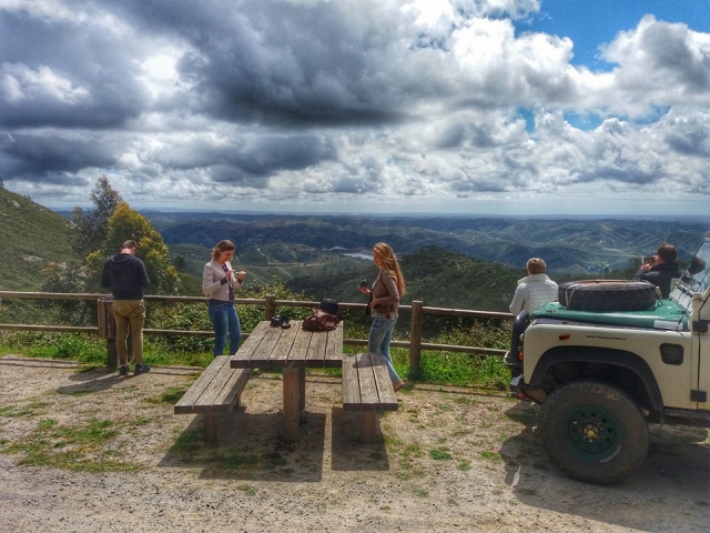 4-hour 4x4 jeep route through Paderne for adults