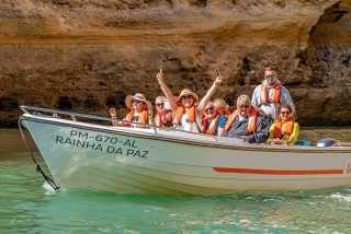 Passeio de barco privado pelas grutas de Benagil e Marinha 90m