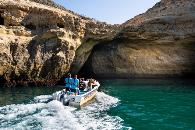 Passeio de barco ao longo da costa de Faro