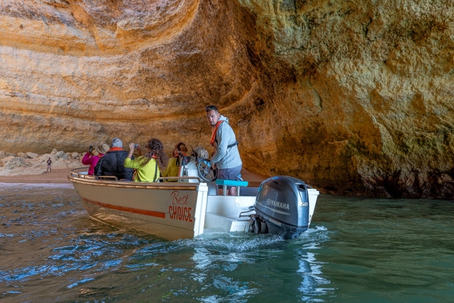 Passeio de barco ao longo da costa de Faro