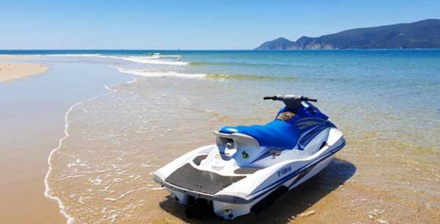  Jetskis auf der Ufer