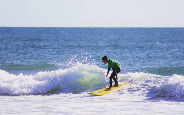 Practicando surf