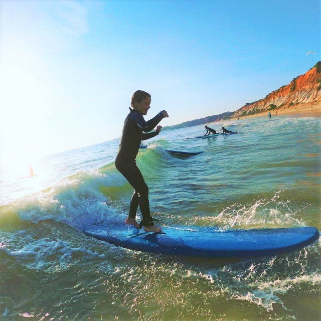subido a la tabla de surf