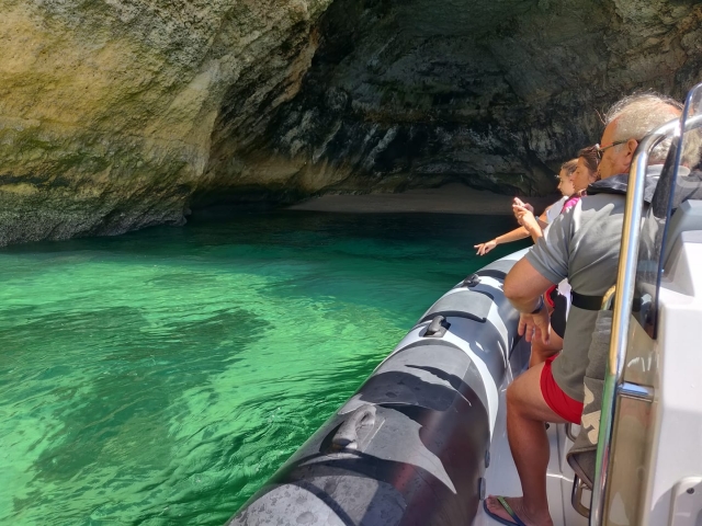  Besuch der Algarve-Höhlen mit dem Boot 
