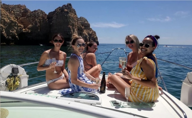  Giro in barca con gli amici 
