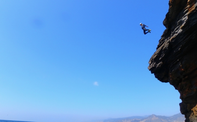 Salto haciendo coasteering en Madeira