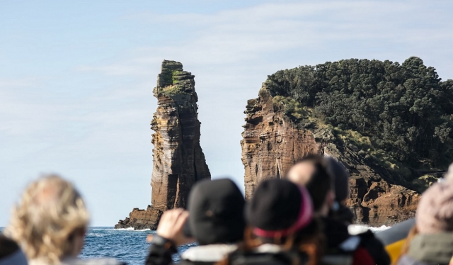 乘船游览小岛 