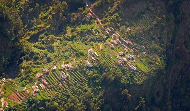  Aldeia entre as montanhas da Madeira 