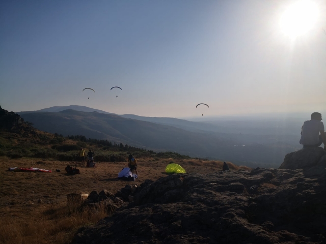  Mehrere Gleitschirme in der Ferne vom Grat des ein Berg 