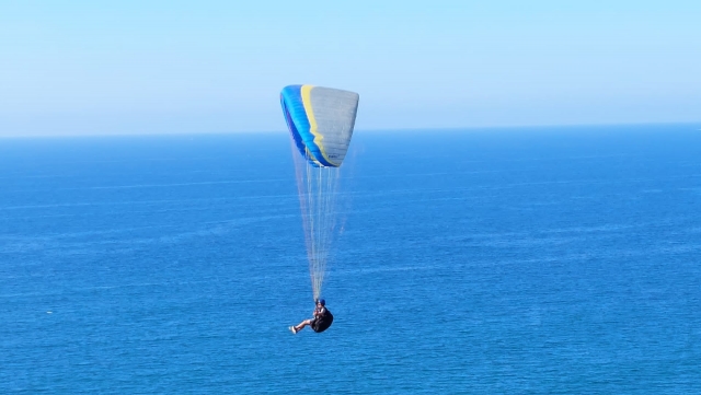  大海和天空他们在滑翔伞时感到困惑 