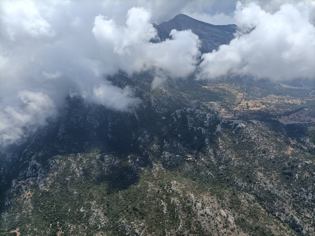  Die Wolken bedecken die Bergkette, die das gesamte Bild einnimmt, nicht vollständig