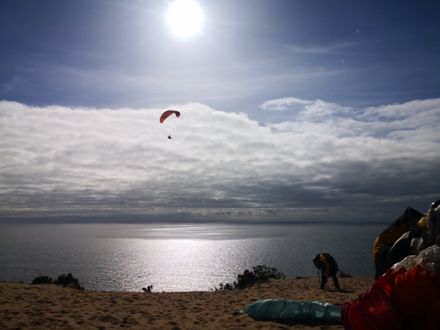  Ein Gleitschirm fliegt über die Küste mit einem wunderschönen Himmel mit Wolken 