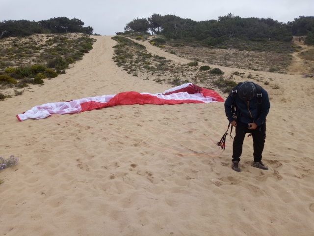  Un cliente che toglie l'attrezzatura sulla spiaggia 