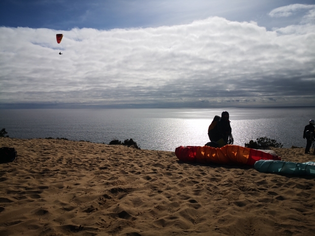  Ottima foto con i parapendii in primo piano cielo e terra 