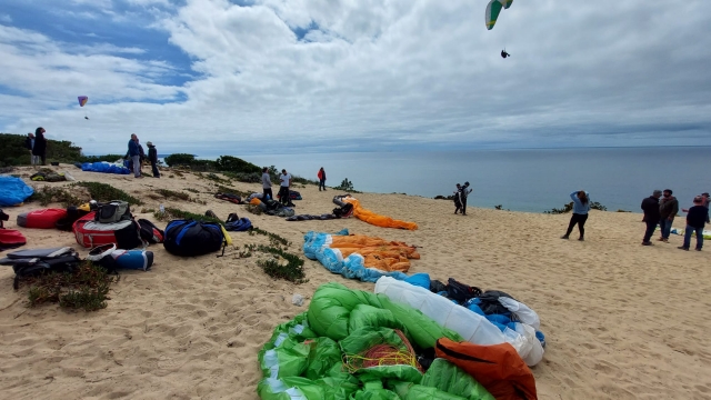  Spiaggia gremita dell'attrezzatura necessaria per intraprendere l'attività 