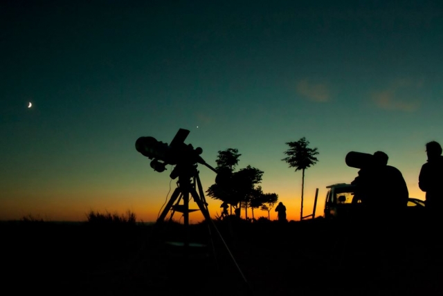 Un grupo de personas al atardecer ya están dispuestas a aprender sobre astronomía 