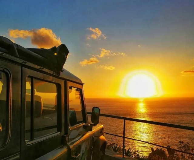  Jeep avec vue du coucher de soleil 