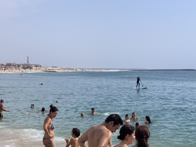 Ein Benutzer in der Ferne ist Paddelsurfen 