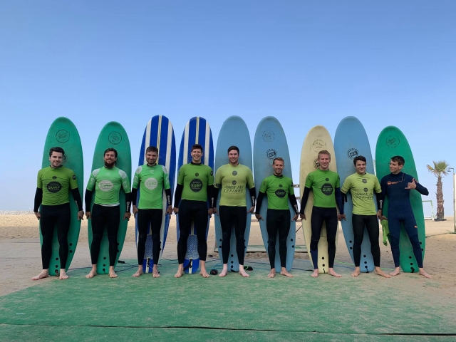 Un grupo de amigos posando con sus respectivas tablas de surf