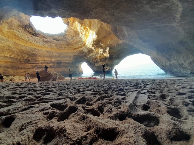 Die Löcher, die sich in der Höhle öffnen, lassen das Licht filtern 